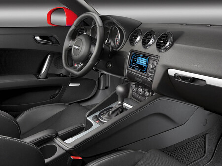 Audi TT 8J interior