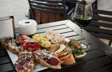 La deliciosa tentación de las rutas de tapas y otros 'vicios' malos para el bolsillo 