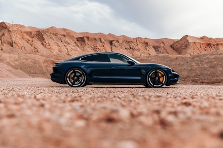 Porsche Taycan Turbo S lateral