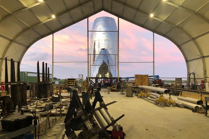 SpaceX mantiene una competición interna (y amistosa) para acelerar el desarrollo del Starship y Elon Musk muestra un avance