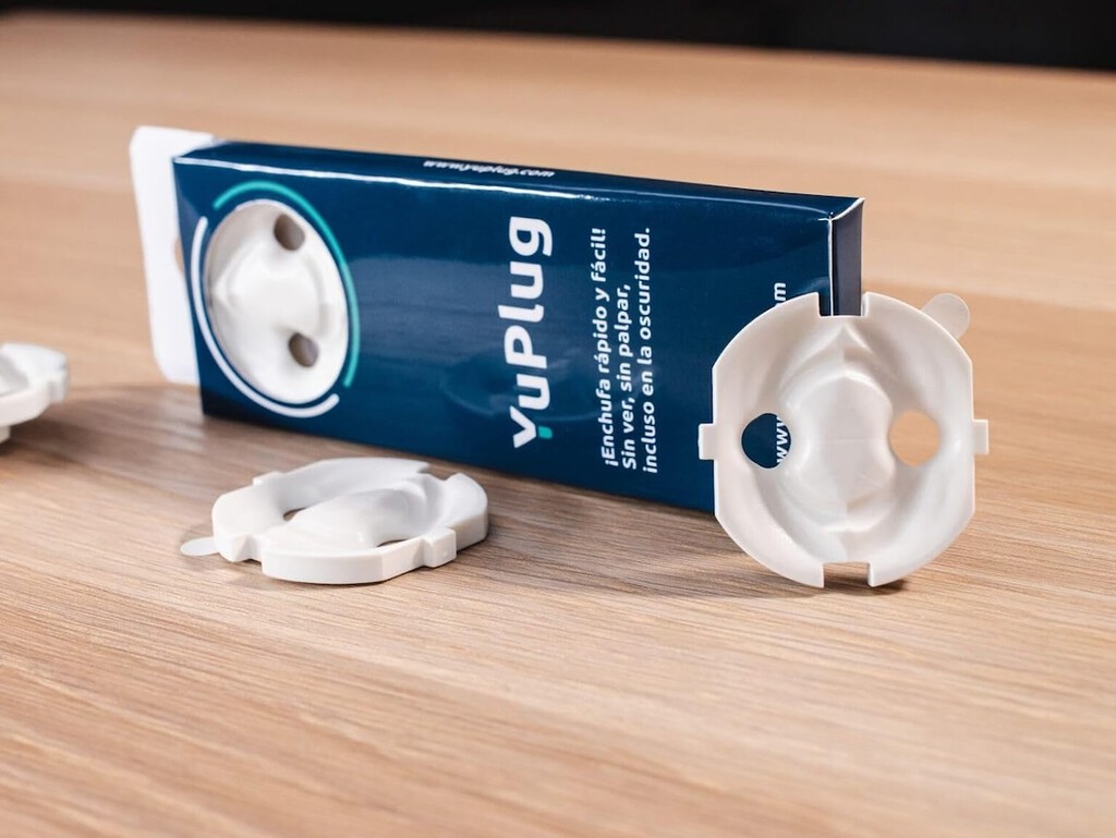 El original invento sevillano para conectar el enchufe a la primera, aunque esté en un sitio difícil y no veas bien 