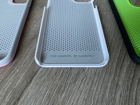 Razer スリムケースの内側には、そのスローガンとマイクロファイバーの被覆が確認できます。