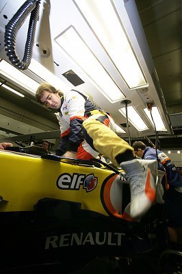 Alonso subiendo al monoplaza