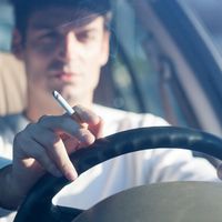 Fumar en el coche con niños, el eterno debate que los colectivos sanitarios quieren zanjar