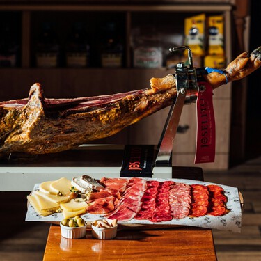Este jamonero por poco más de 30 euros tiene cabezal giratorio y es plegable
