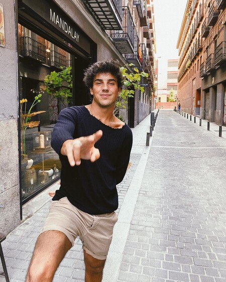 Óscar Casas cumple los dos patitos de viaje y cepillándose (los dientes, te ha fallado el subconsciente) con su cisne Begoña Vargas