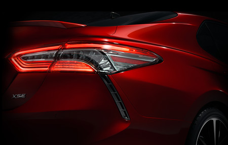 Esta imagen del Toyota Camry 2018 nos anticipa un sedán más pasional
