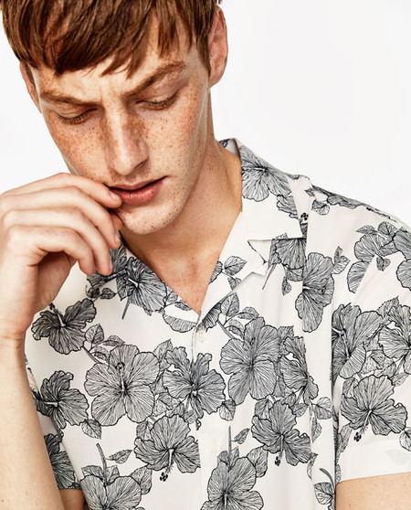 Nos rendimos al cliché de la temporada, que Zara y sus prints botánicos se han ganado el verano