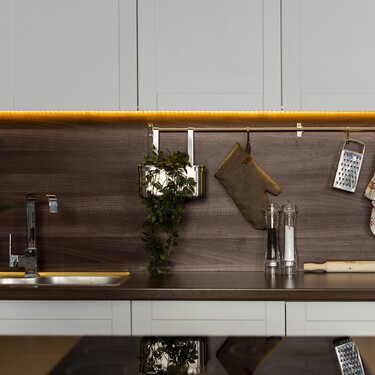 La estantería extensible de Carrrefour que multiplica el espacio de almacenamiento de la cocina