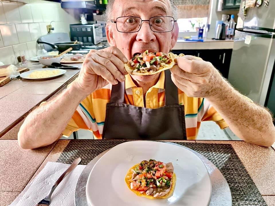 Tito Charly, el abuelito que pasó de ser desempleado, por el Covid 19, a grabar recetas para YouTube y emprendedor exitoso