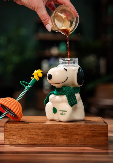 Dónde está el Starbucks con temática de Snoopy en CDMX: ideal para irte a tomar fotos muy otoñales y comprar tus vasos The Great Pumpkin