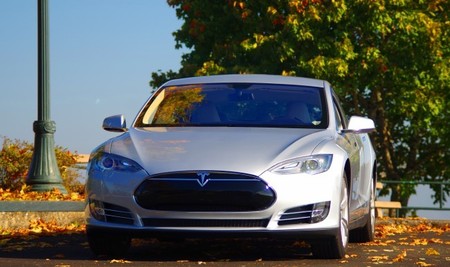 Elon Musk trata de limpiar la imagen de Tesla en Reino Unido y afirma que es su mercado principal en Europa