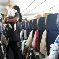 Una azafata se hace famosa gracias al primer vuelo de un bebé 