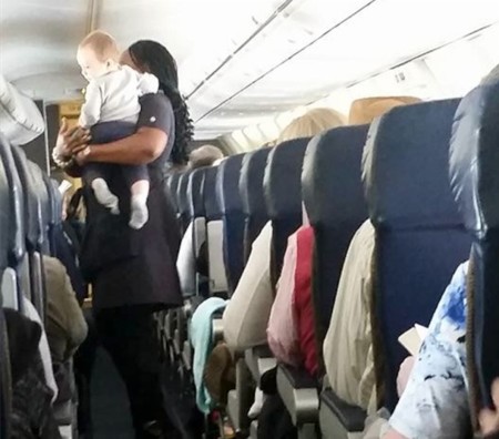 Una azafata se hace famosa gracias al primer vuelo de un bebé