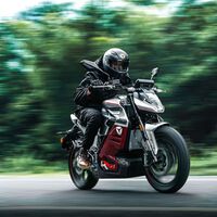 Esta moto eléctrica recarga su batería de 0 al 80 % en solo 10 minutos: la revolución tiene forma de potente naked