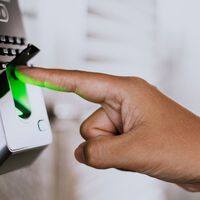 Desaparecieron 90,000 pesos de la cuenta de una derechohabiente. Una huella digital apunta a quién pudo retirarlo 