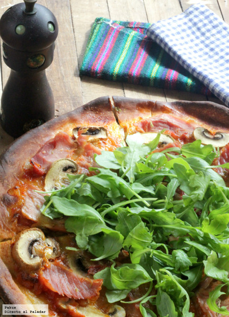 Pizza de lacón con champiñones y rúcula. Receta