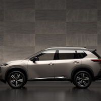 Amplia camioneta con motor híbrido. Rinde más de 1,200 km por tanque en cuidad y tiene sello japonés 