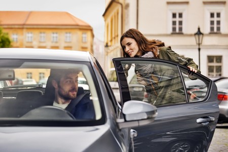 Cataluña cerca a Uber y Cabify: los coches VTC tendrán que contratarse con al menos 6 horas de antelación