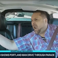 Un conductor sin carnet ni seguro termina en la cárcel acusado de 38 delitos tras sembrar el pánico en un desfile... y grabarlo