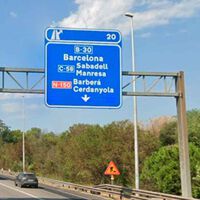 "La castellanización del PSOE nos devuelve al franquismo": Cataluña denuncia que se está invisibilizando el catalán en los nuevos carteles de la AP-7. El Gobierno va a revisarlos