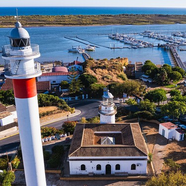 El pueblo de pescadores entre marismas y dunas móviles para refugiarse en otoño y comer las mejores coquinas cerca de Huelva 