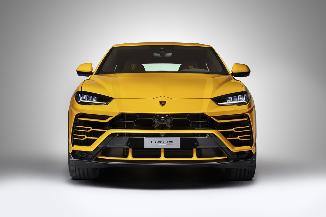 ¿Techie o Racing? Así va el nuevo Lamborghini Urus contra el Tesla Model X