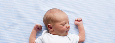 La forma más segura de dormir para los bebés es en su cuna, boca arriba y cerca de la cama de sus padres, recomiendan los pediatras