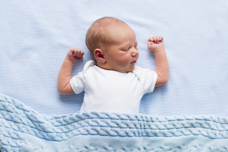 La forma más segura de dormir para los bebés es en su cuna, boca arriba y cerca de la cama de sus padres, recomiendan los pediatras