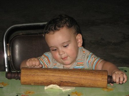La foto de tu bebé: Santiago con las manos en la masa