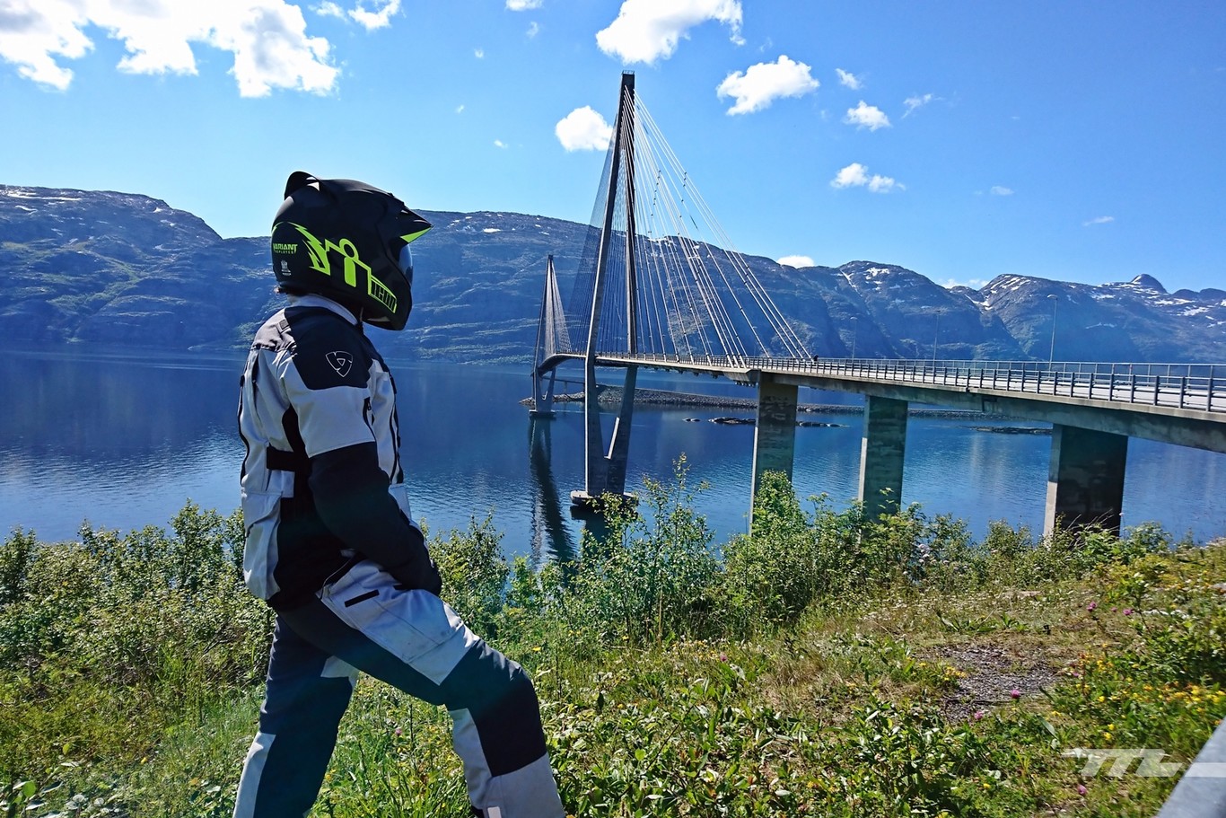 Ponemos a prueba el traje Rev'It! Sand 3, un gama media que supera con nota 3.500 km de clima noruego