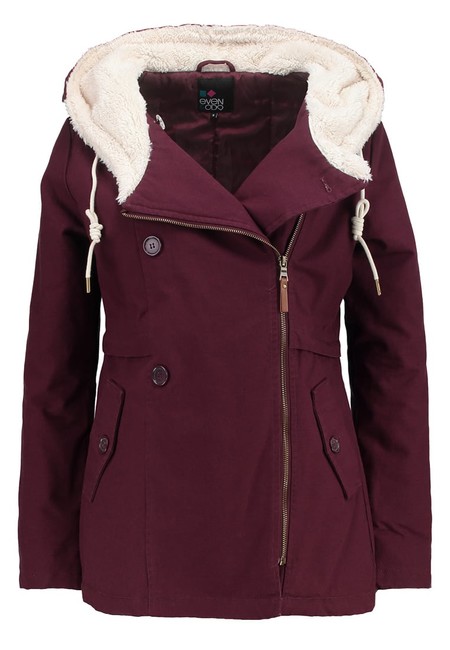 Por 23,95 euros podemos hacernos con este abrigo en color burdeos Even&Odd en Zalando con envío gratis