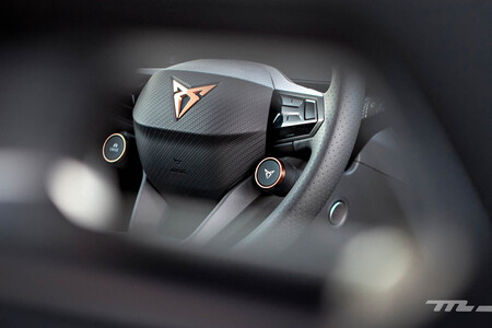 CUPRA Born e-Boost volante