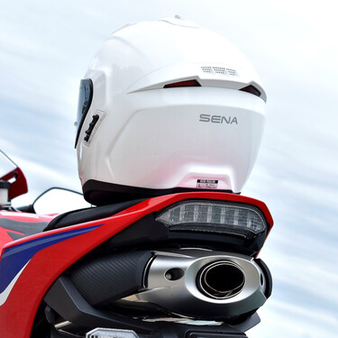 Probamos el Sena Phantom ANC, el casco con auriculares y cancelación de ruido que acaba con el viento en moto (sí, de verdad)