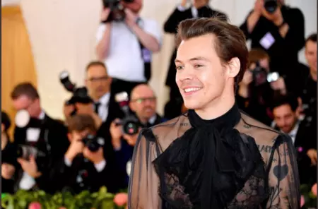 Harry Styles suma un toque femenino a su look para la red carpet de la MET Gala