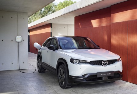 El Mazda MX-30 eléctrico llegará con un punto de carga gratis de 7,4 kW gracias al acuerdo con Iberdrola