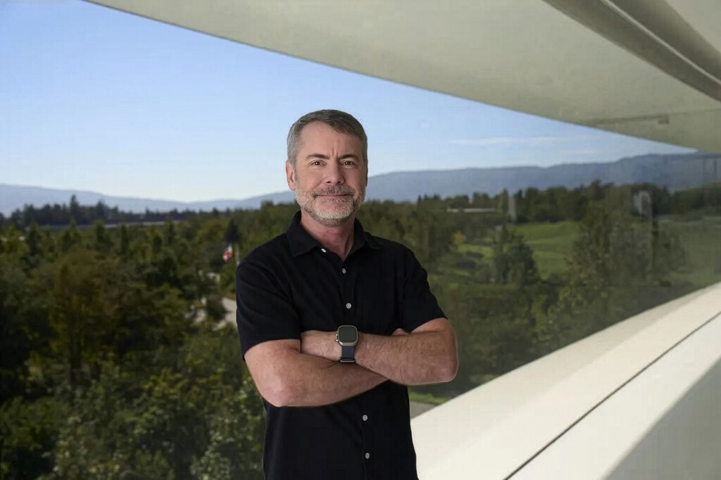 Estoy muy emocionado por lo que viene: Bob Borchers habla de iPhone, IA y ecosistema, defendiendo la visión integrada de Apple del futuro 