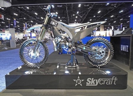 Unit Skycraft. Una moto de freestyle fabricada casi íntegramente en fibra de carbono