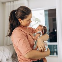 No uses perfume si vas visitar a un recién nacido: hay una razón instintiva muy poderosa 