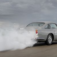 El Aston Martin DB5 Goldfinger Continuation sale de paseo presumiendo todos los gadgets utilizados por James Bond 007