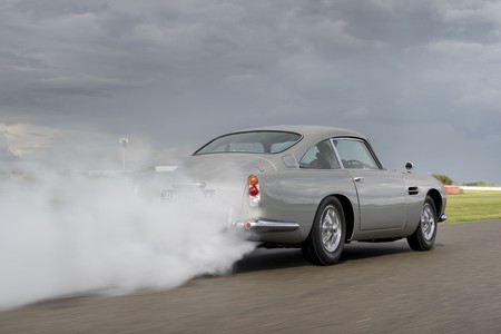 El Aston Martin DB5 Goldfinger Continuation sale de paseo presumiendo todos los gadgets utilizados por James Bond 007