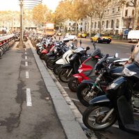 Aparcar tu moto en la acera puede ser una odisea en las grandes ciudades. Hay un truco para librarse de la multa 