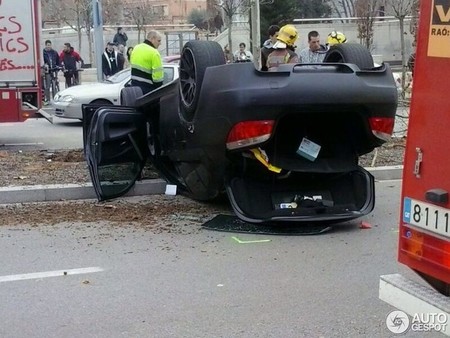 Un BMW M5 se pone patas arriba en Manresa