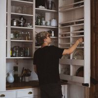 Esta es la solución para ganar espacio en muebles y cajones de la cocina que mantiene los tuppers ordenados y a mano