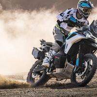 CFMoto se acaba de romper el mercado en España con su nueva trail de 1.000 cc. La MT-X es prima de una KTM pero por menos de 10.000 euros