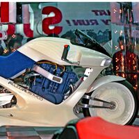 40 anos atrás, a Suzuki quis revolucionar o mundo com uma moto sem corrente, sem garfo e sem amortecedores. Foi um fracasso total 