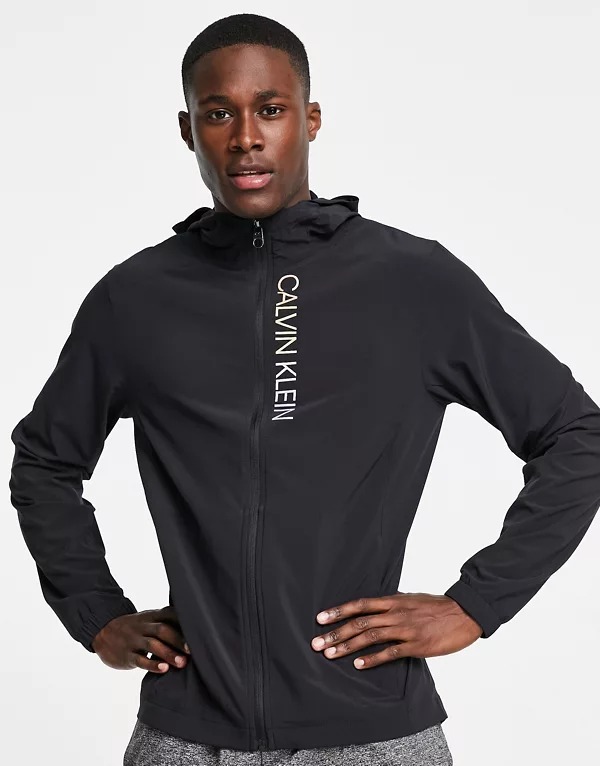 Chaqueta cortavientos color negro CK para correr con capucha y logo arcoíris Pride Capsule de Calvin Klein Performance