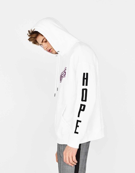 Siete piezas con mensaje de Bershka que harán de tu look el más optimista de todos