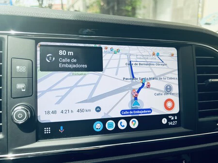 Waze では、コントロールは右に進みます