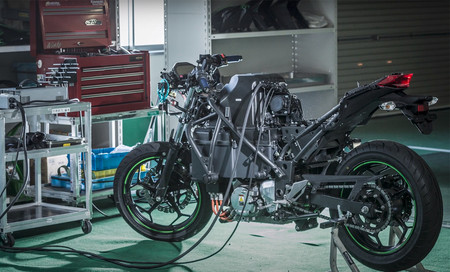 Estas patentes muestran cómo Kawasaki quiere abaratar sus futuras motos eléctricas: montándolas en el concesionario